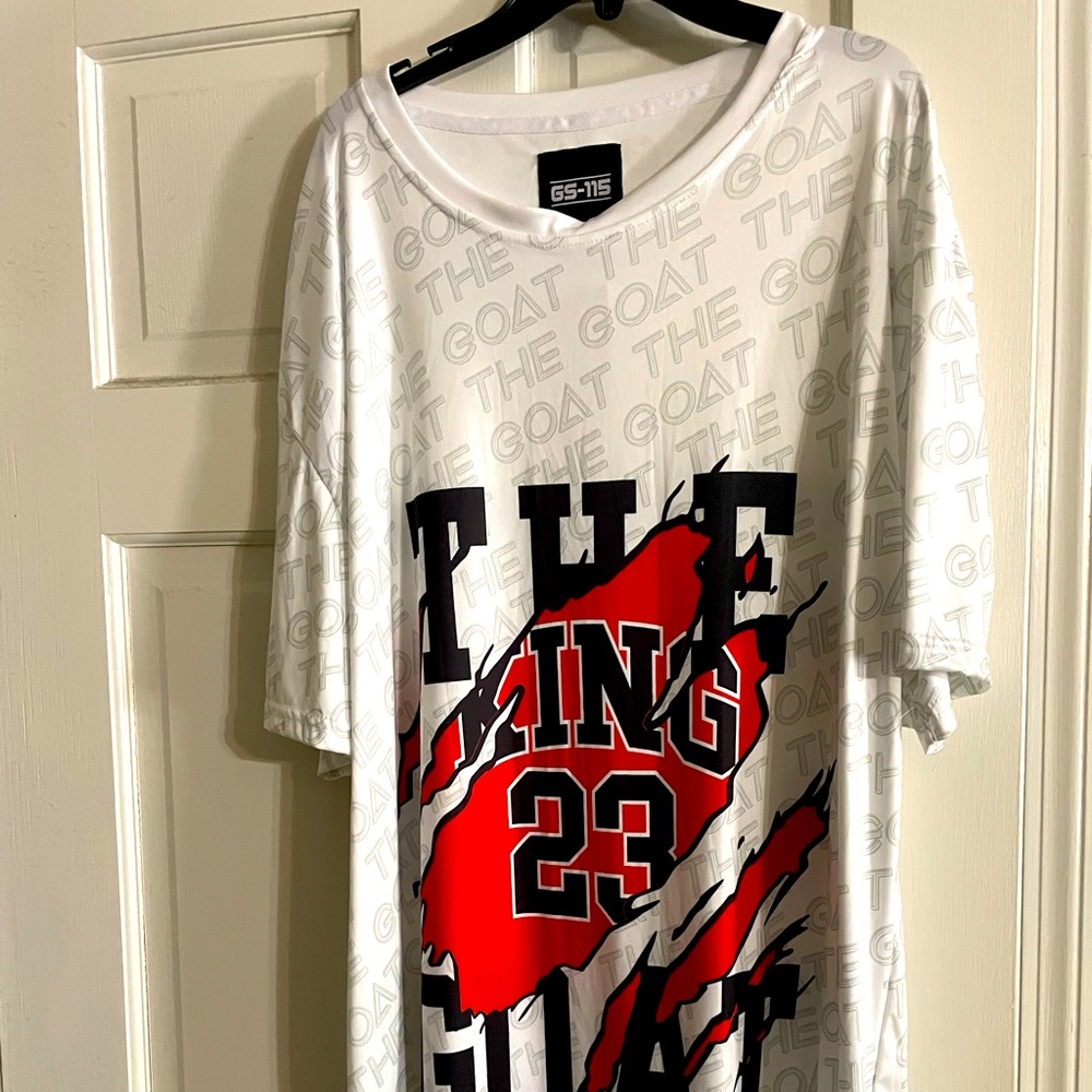 Women’s sleepwear, the goat graphic T-shirt with red accents
